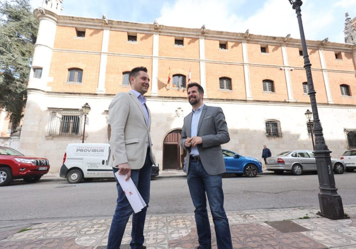 El portavoz del PSOE en el Ayuntamiento de Burgos, Daniel de la Rosa, y el secretario autonómico del partido, Lusi Tudanca, este jueves en Burgos