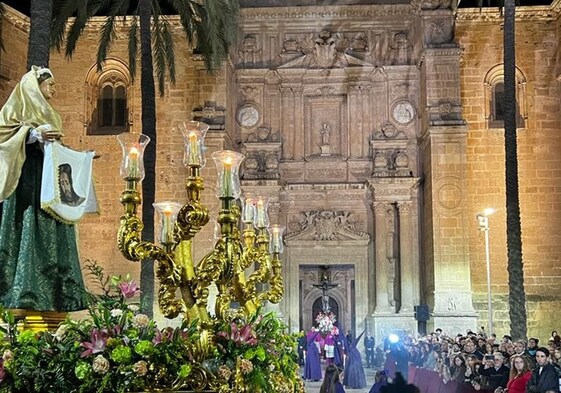 Santa Mujer Verónica de la Hermandad Encuentro recorre la plaza de la Catedral de Almería.