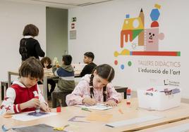 Escolares de Valencia experimentan la técnica del collage en los talleres didácticos sobre la obra de Eduardo Arroyo