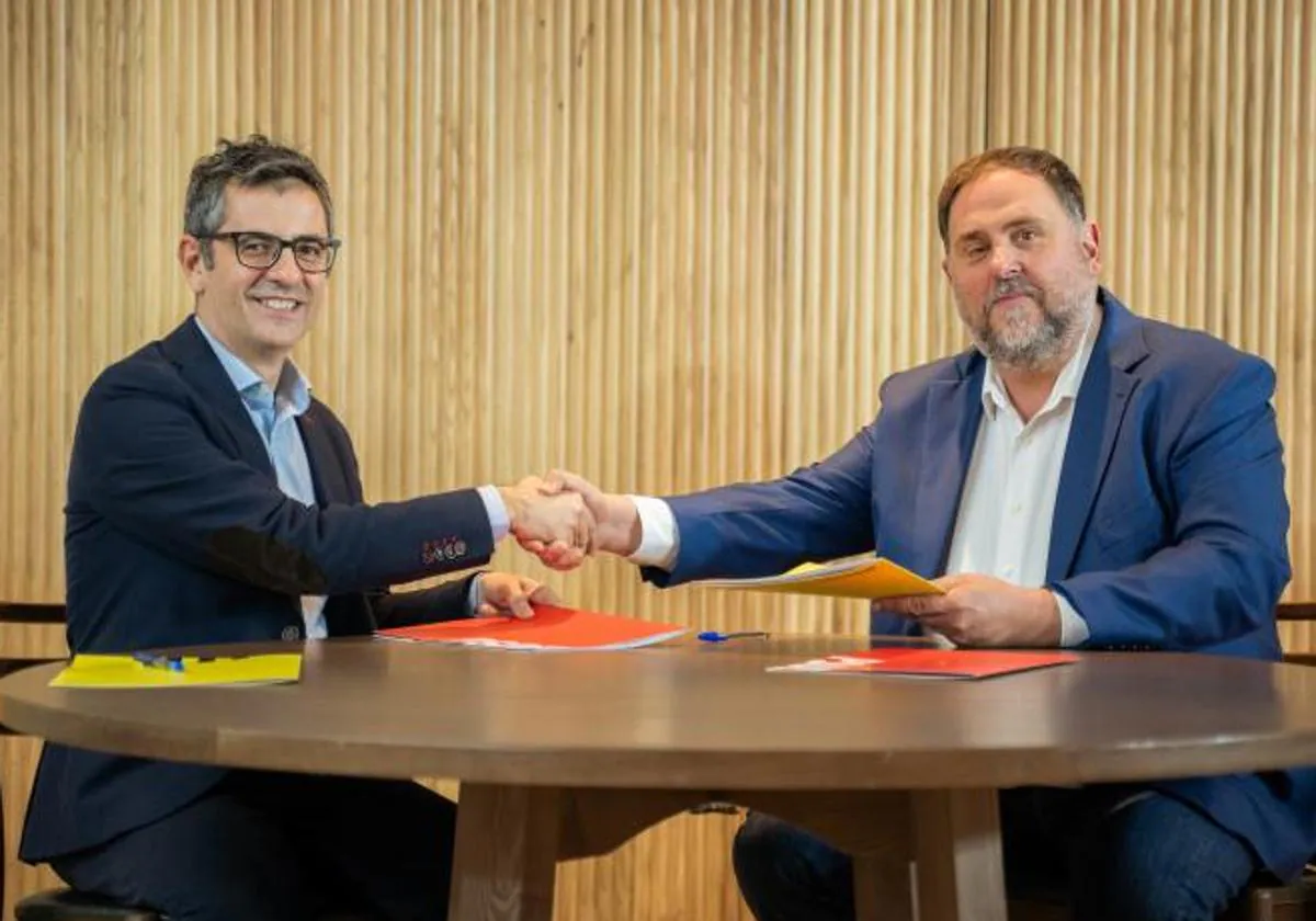 Bolaños y Junqueras durante la firma del pacto PSOE-ERC para la investidura de Sánchez