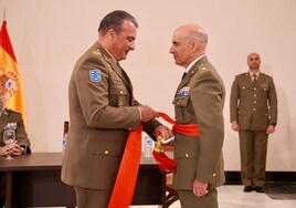 Fernando Ruiz Gómez recibe la faja roja y el bastón que le acredita como nuevo general de la Brigada de Cerro Muriano
