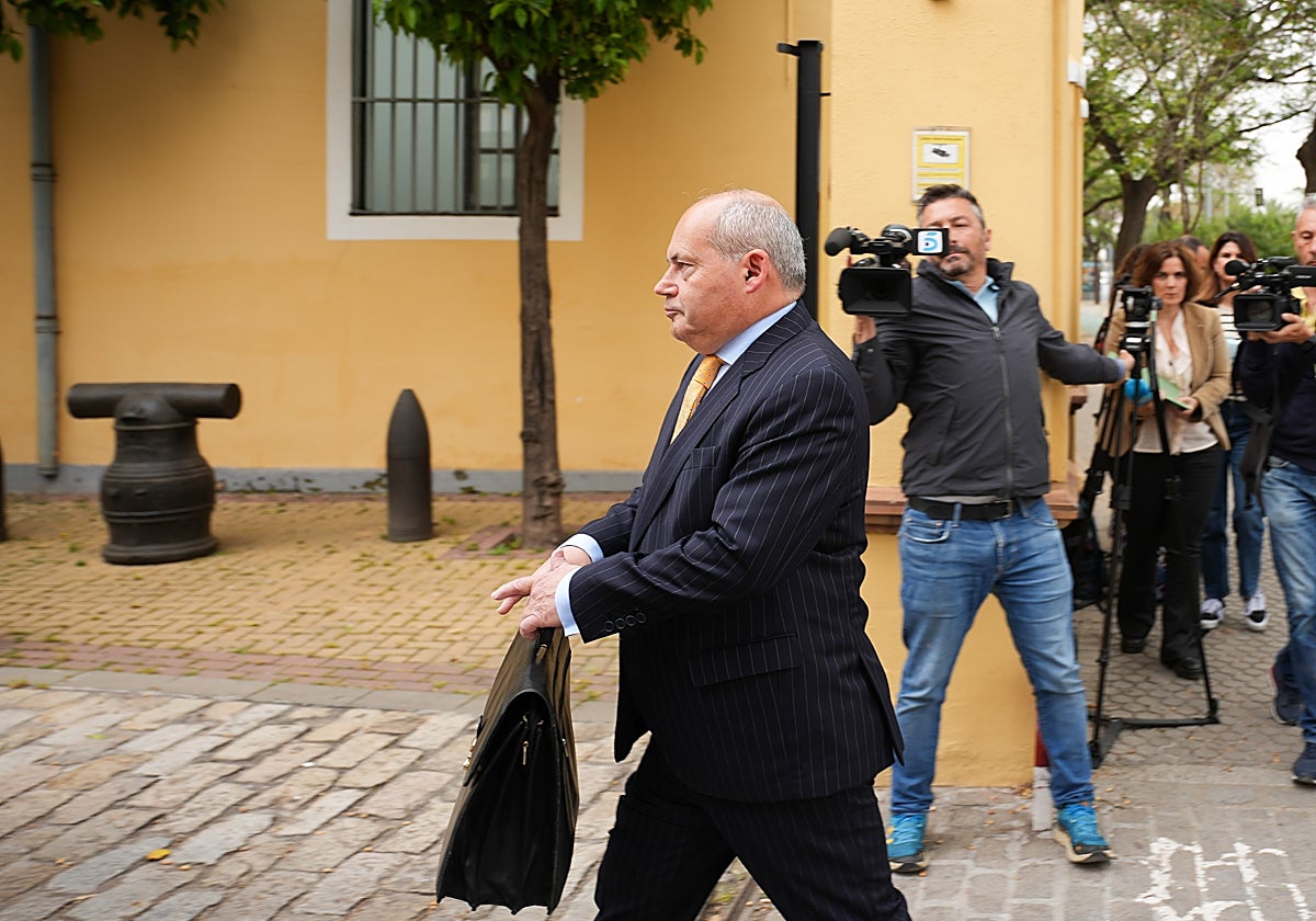 Luis Romero, abogtado de la familia del soldado muerto, a su llegada al Tribunal Togado Militar de Sevilla