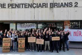 Los funcionarios protestan ante el penal de Brians 2, donde se espera la excarcelación de Alves