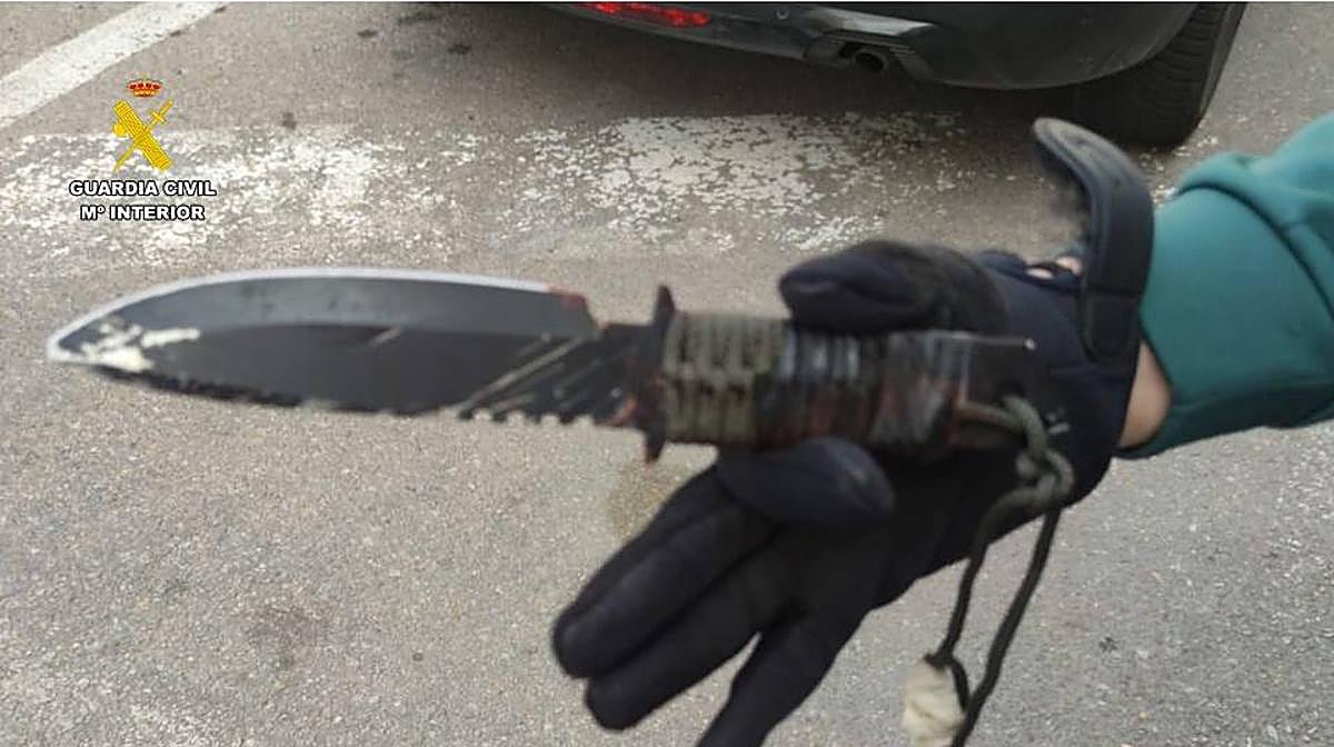 Imagen del cuchillo táctico utilizado por uno de los detenidos durante la pelea