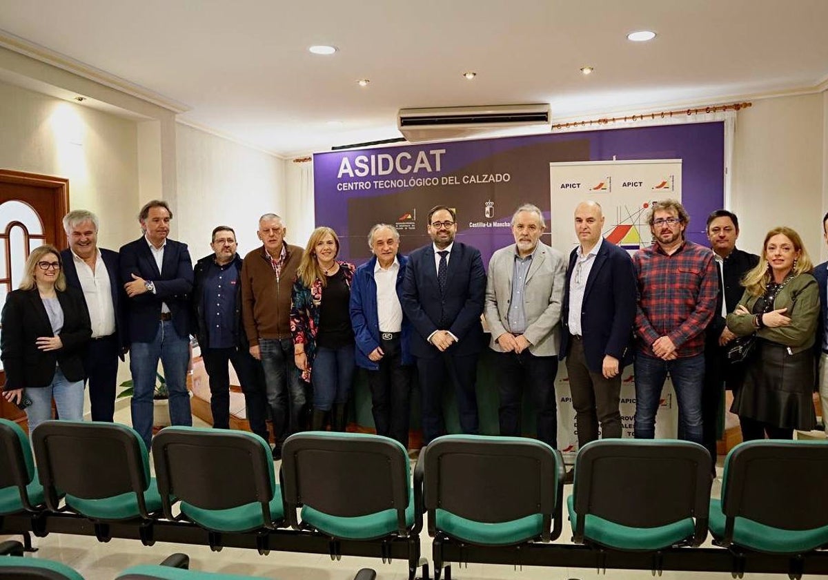 Paco Núñez, con empresarios del sector del calzado en Fuensalida (Toledo)