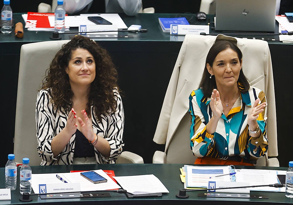 A la derecha, la portavoz del PSOE en el Ayuntamiento de Madrid, Reyes Maroto, en el pleno de Cibeles