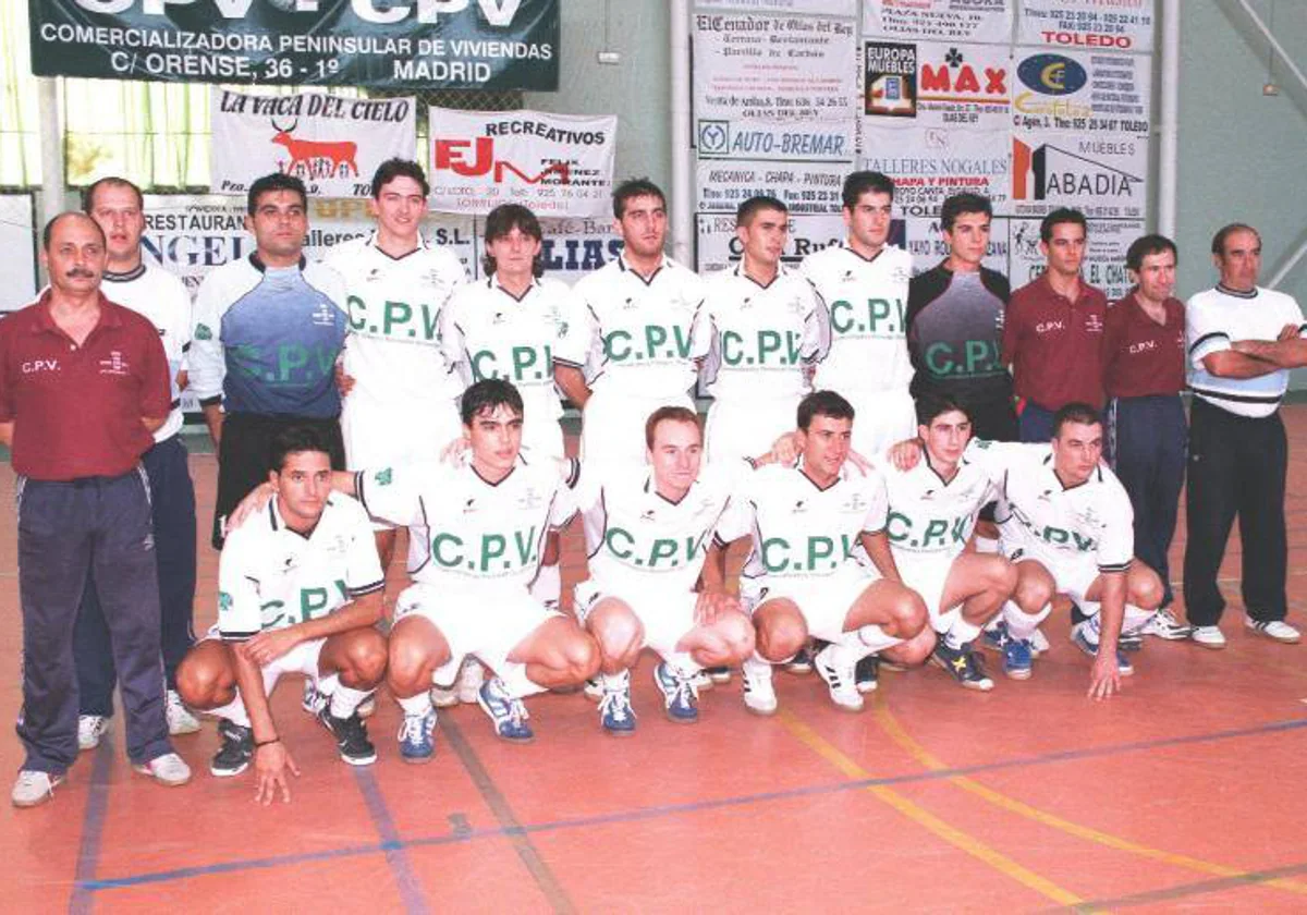 Plantilla del FS Olías en septiembre de 2001. Esa temporada fueron sextos del grupo A (eran tres grupos) de la División de Plata, que entonces era la antesala de la máxima categoría del fútbol sala. Entre quienes están agachados, el primero por la izquierda es Juni Calafat, un jugador de calidad que hoy es el director de fútbol internacional del Real Madrid