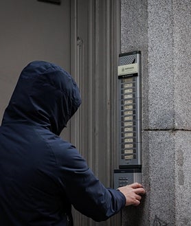 Imagen secundaria 2 - Un negocio que preocupa a los vecinos del centro, más turistas en el entorno de Sol y un joven que accede a otro piso turístico