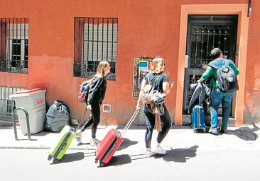 Un teléfono de atención al vecino y mediadores: la solución de los pisos turísticos de Madrid