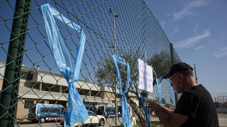 Un funcionario coloca un lazo en la cárcel de Qatre Camins en recuerdo de la víctima
