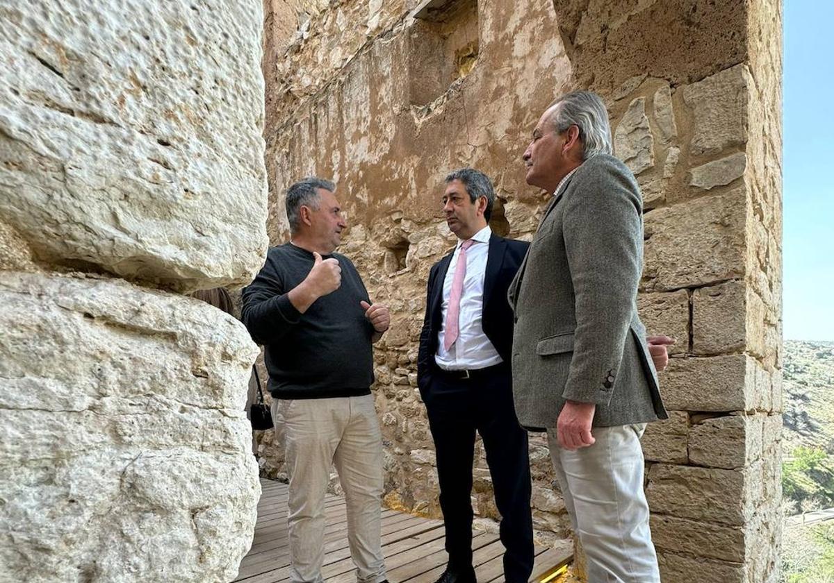 Imagen del alcalde de Castielfabib, Vicente Barrera y José Luis Aguirre en el Puente de Barroso