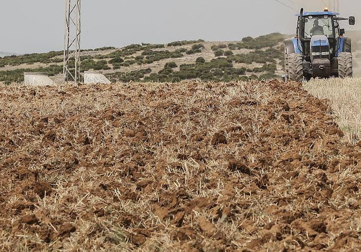 Un tractor trabajando en el campo en una imagen de archivo