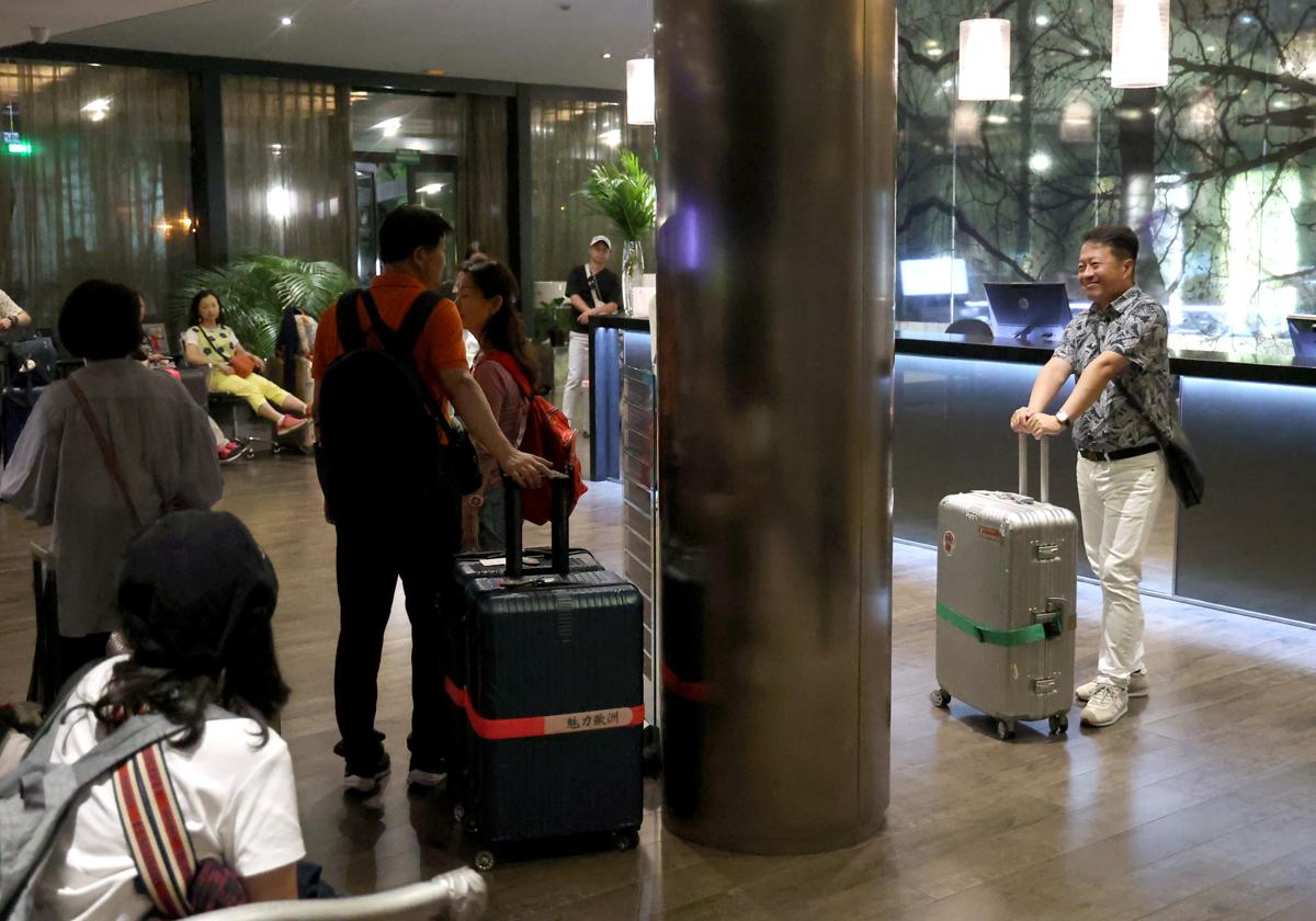 Turistas japoneses, en el halla del hotel Eurostars Palace