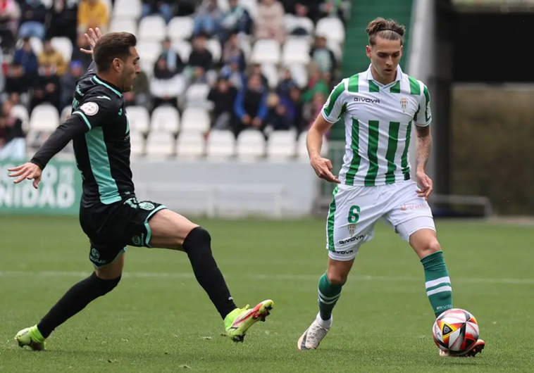 El blanquiverde Álex Sala durante un partido con el Córdoba en El Arcángel