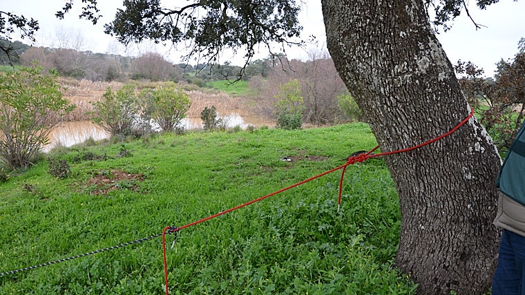 Uno de los extremos de la cuerda guía del cruce del lago en una recreación posterior