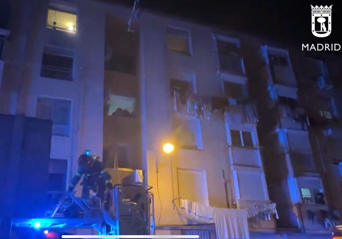 Los bomberos, en el lugar del siniestro, esta madrugada