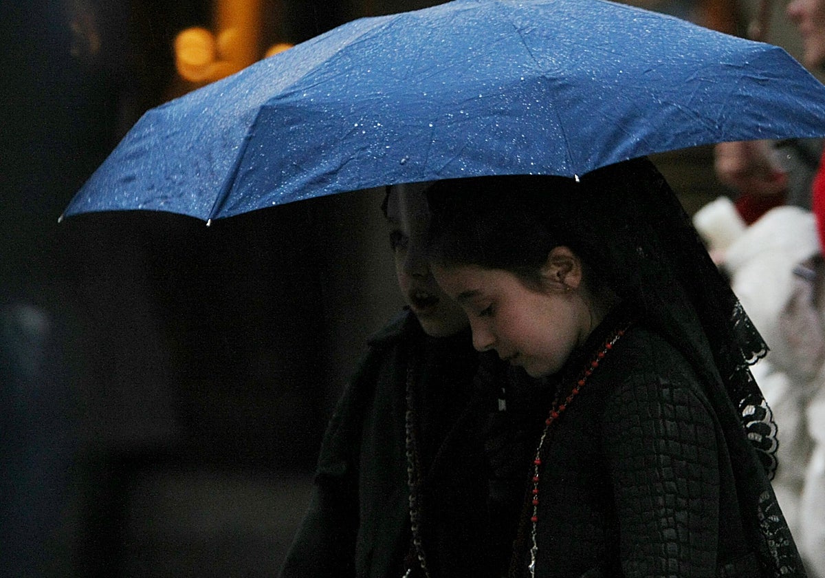 Lluvia durante una procesión en León, en una imagen de archivo