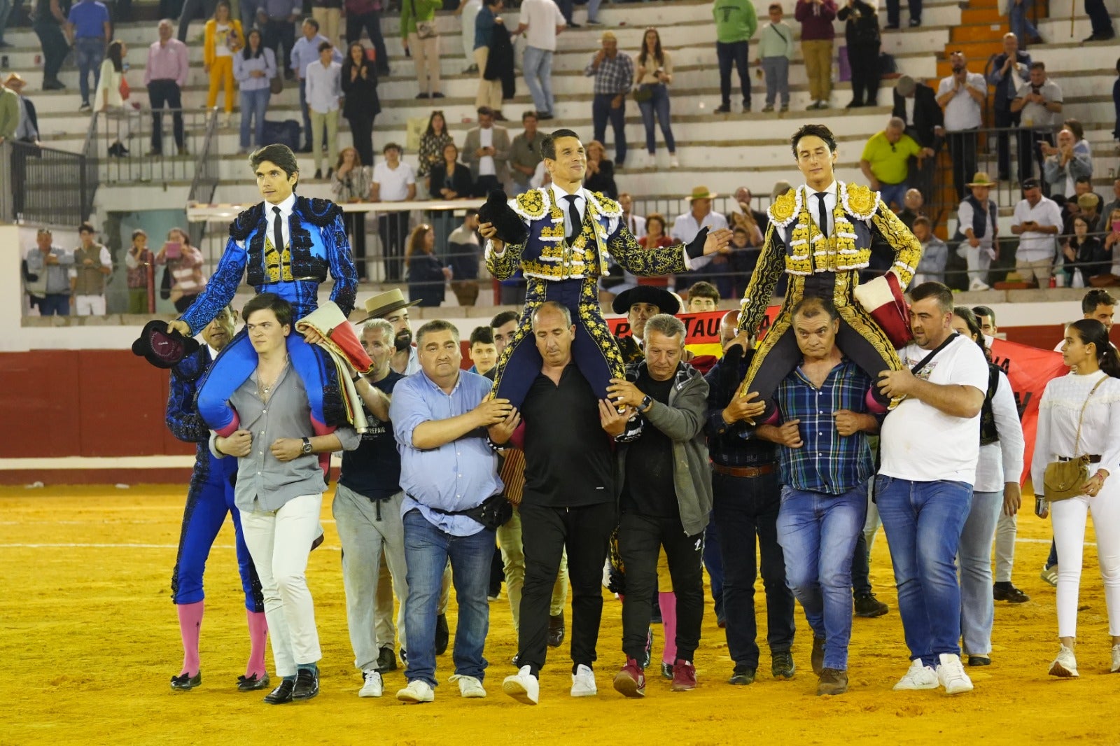 Fotos: pletórica tarde de toros en Pozoblanco con un Roca Rey superior