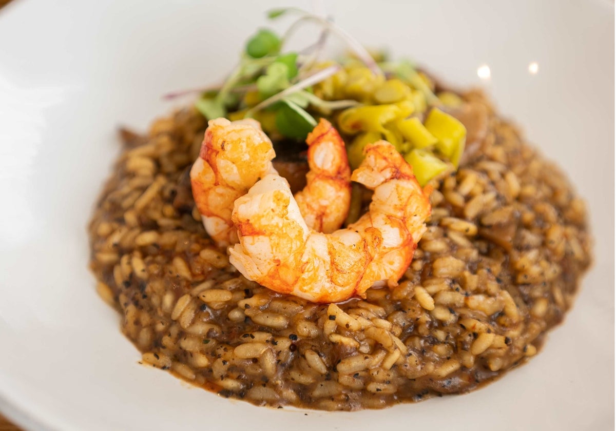 Uno de los arroces de campeonato de Solraig: meloso trufado con gamba roja, setas y piparra vasca