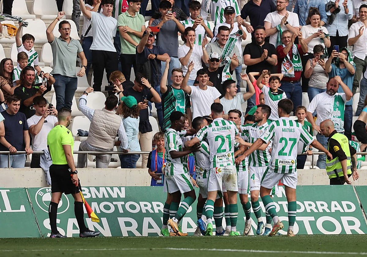 Los jugadores blanquiverdes celebran ante la afición en El Arcángel