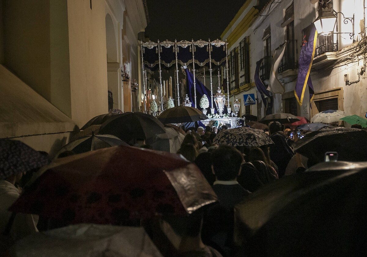 María Santísima de la Concepción entra a Santiago entre paraguas en la noche del Domingo de Ramos