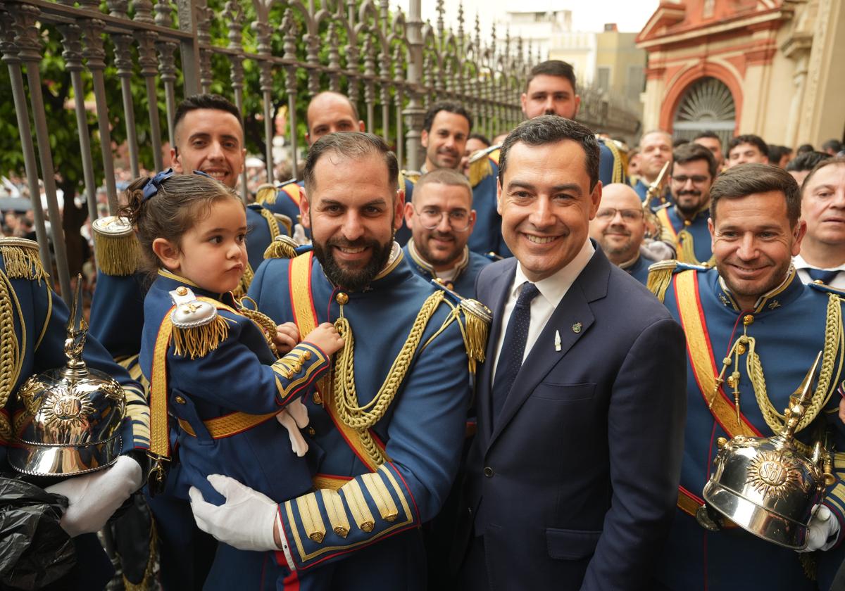 Moreno, junto a los miembros de la banda del Sol en la Iglesia del Salvador de Sevilla