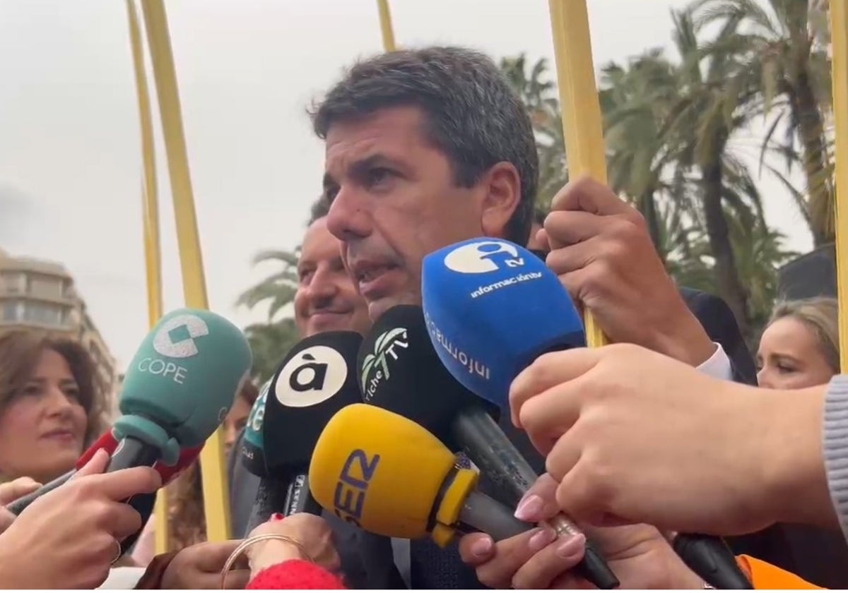 El presidente de la Generalitat Valenciana, Carlos Mazón, atiende a los medios tras participar en la Procesión de las Palmas en el Domingo de Ramos en Elche, junto al alcalde, Pablo Ruz.