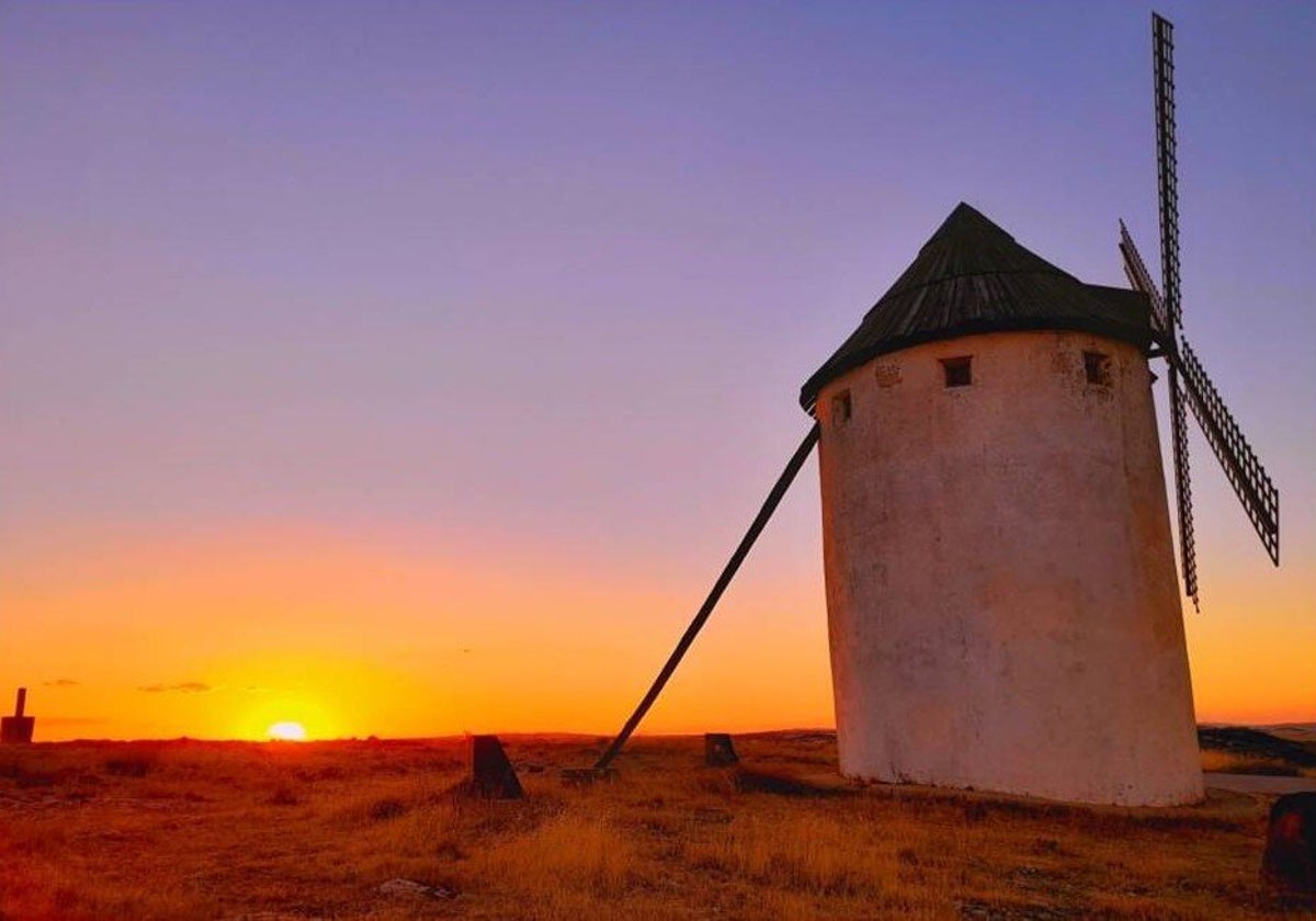 Imagen de un molino de viento de La Mancha, en Zafra de Záncara (Cuenca)