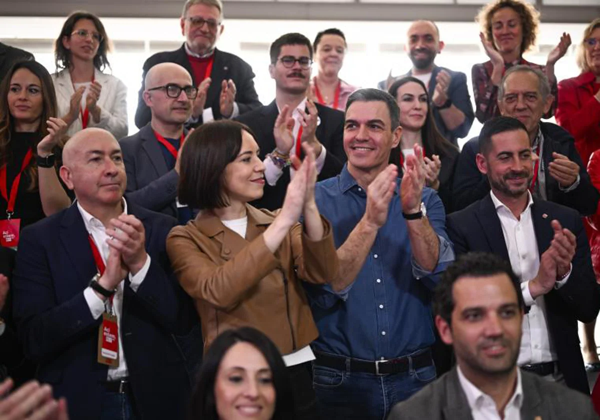 Pedro Sánchez, junto a Diana Morant y los dos barones provinciales socialistas que se retiraron de las primarias, Alejandro Soler y Carlos Fernández Bielsa, este domingo en el congreso del PSPV-PSOE en Benicàssim (Castellón).