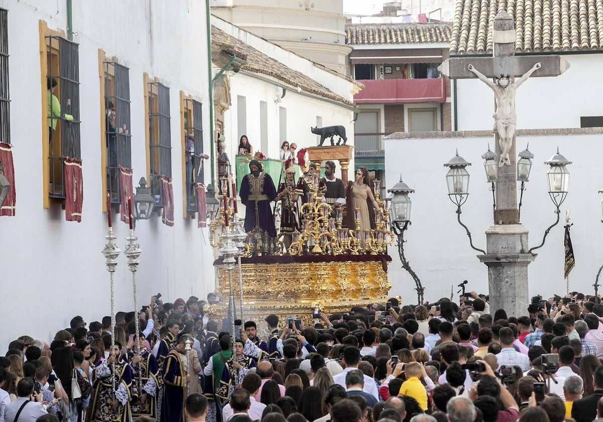 Misterio del Señor de la Sangre, en una abarrotada plaza de Capuchinos, el año pasado