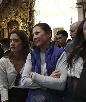 Imagen secundaria 2 - Los hermanos lloraron por no poder salir ante la amenaza de lluvia de barro tras cantar el himno de Lágrimas y Favores con Sara Baras como testigo.