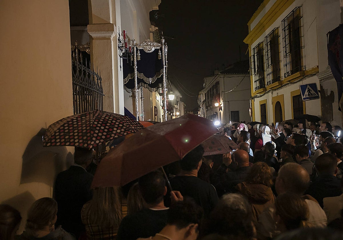 La lluvia obligó ayer a meter a un paso un templo antes de tiempo en Córdoba