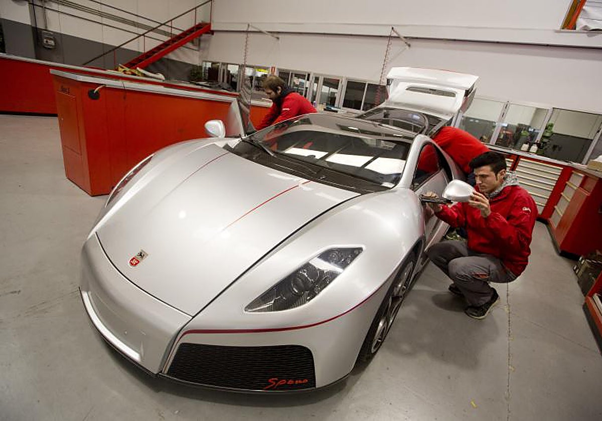 Un vehículo superdeportivo en una imagen e archivo