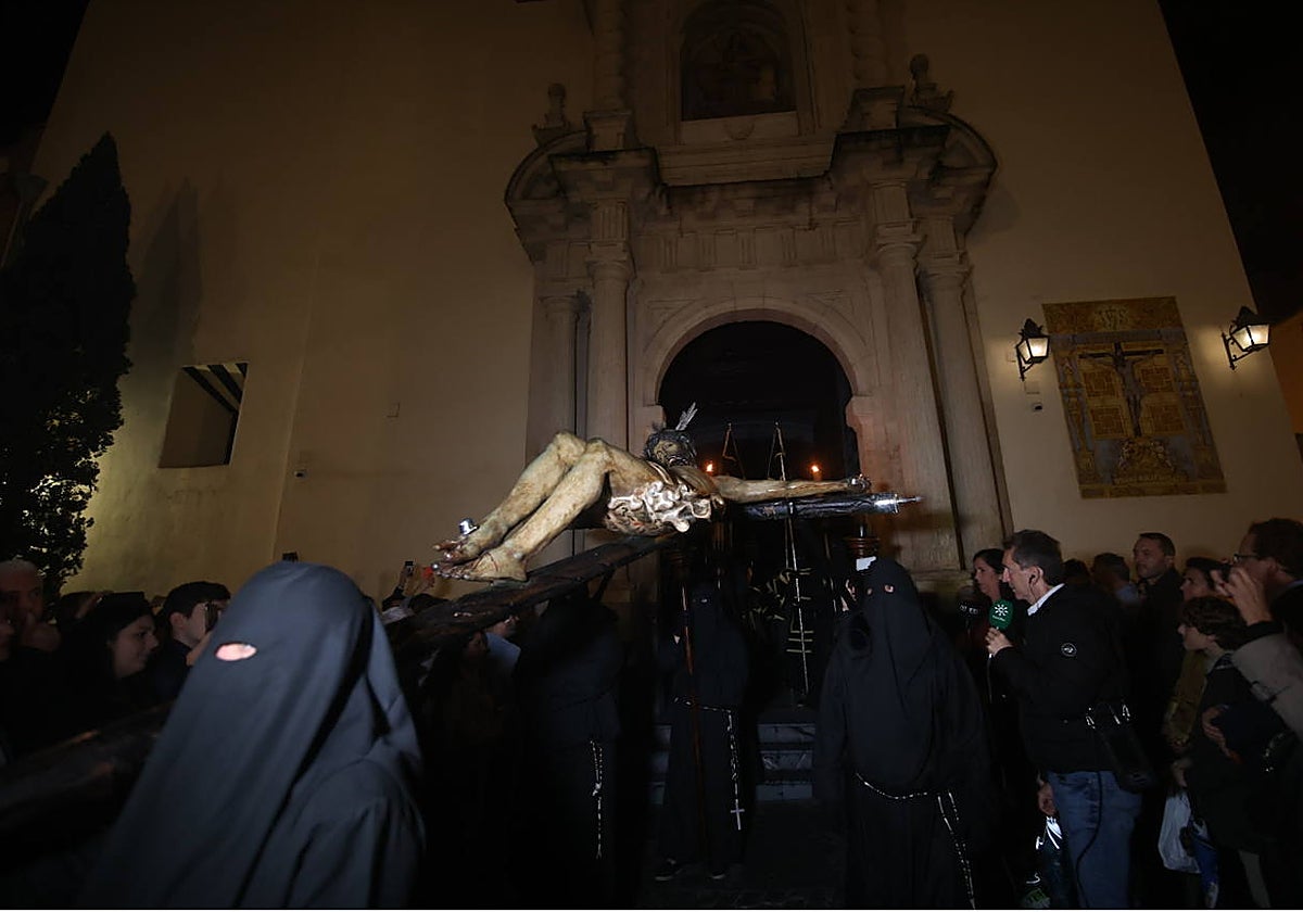 El Cristo de la Salud, en el momento de salir a la plaza de la Trinidad
