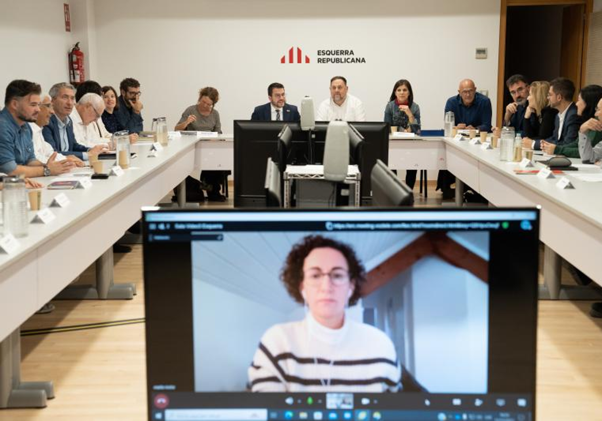 Reunión de la dirección de ERC, en noviembre de 2022, con Marta Rovira en una pantalla por videoconferencia y Oriol Junqueras y Pere Aragonès presidiendo el encuentro