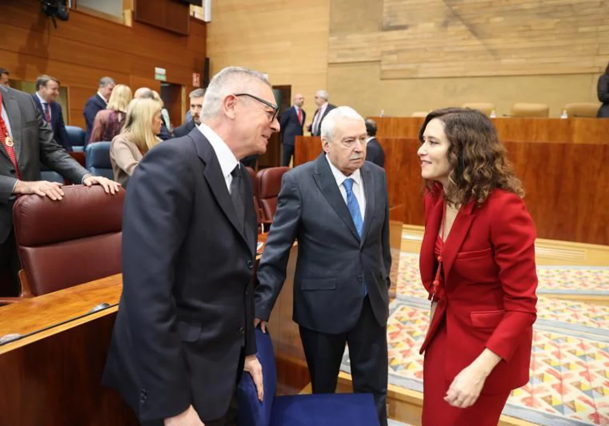 Isabel Díaz Ayuso, junto a Joaquín Leguina y Alberto Ruiz-Gallardón en un reciente acto institucional en la Asamblea