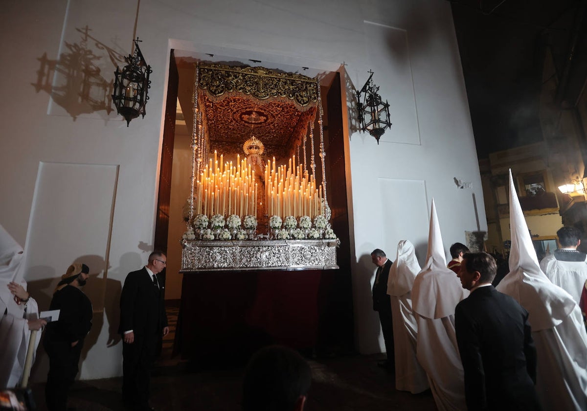 María Santísima de Gracia y Amparo, al salir de la casa de hermandad
