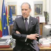 Eugenio Ribón, decano del Colegio de la Abogacía de Madrid, en su despacho