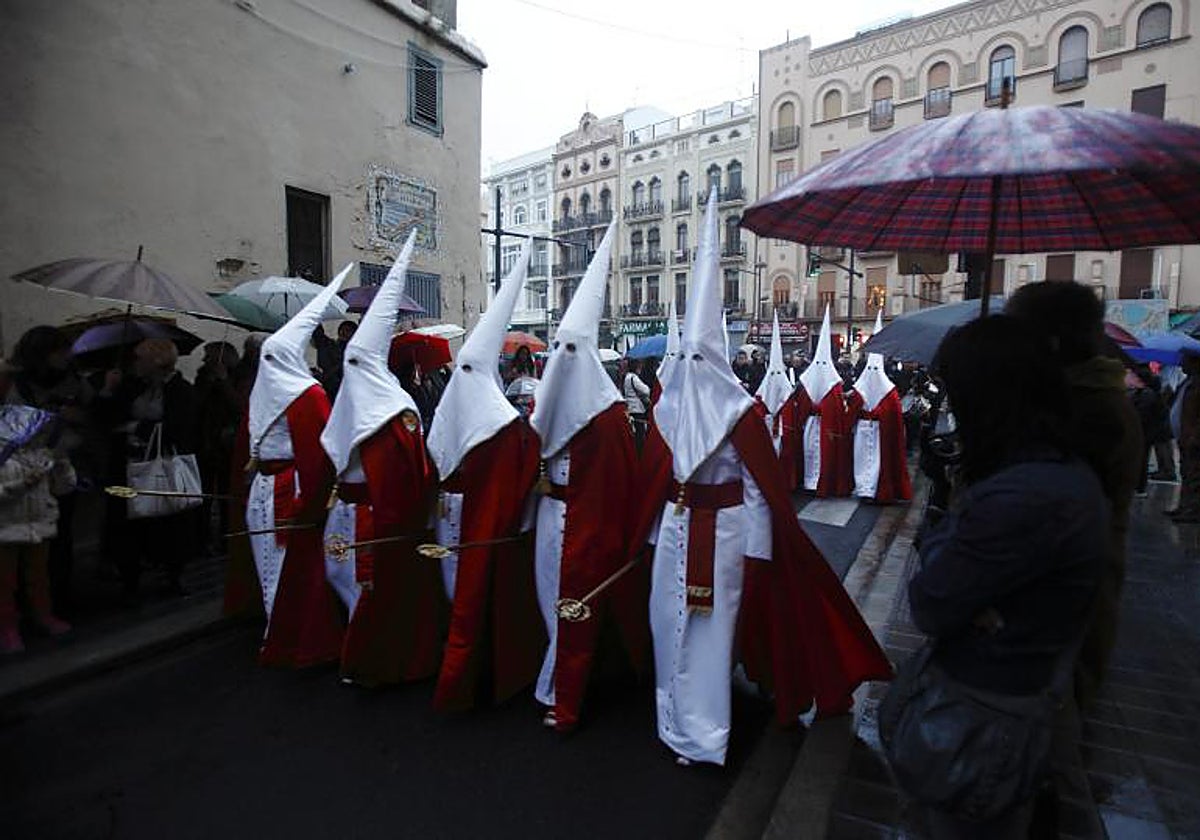 Imagen de archivo tomada en la Semana Santa Marinera de Valencia durante un día lluvioso