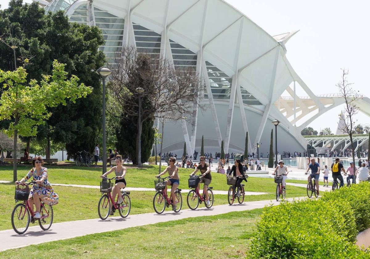 Imagen de archivo de turistas yendo en bicicleta por el antiguo cauce del Turia