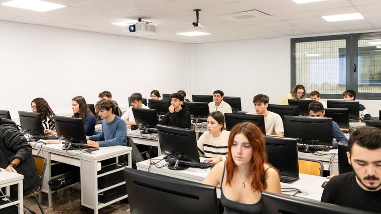 Imagen de varios alumnos en una clase de la UPV