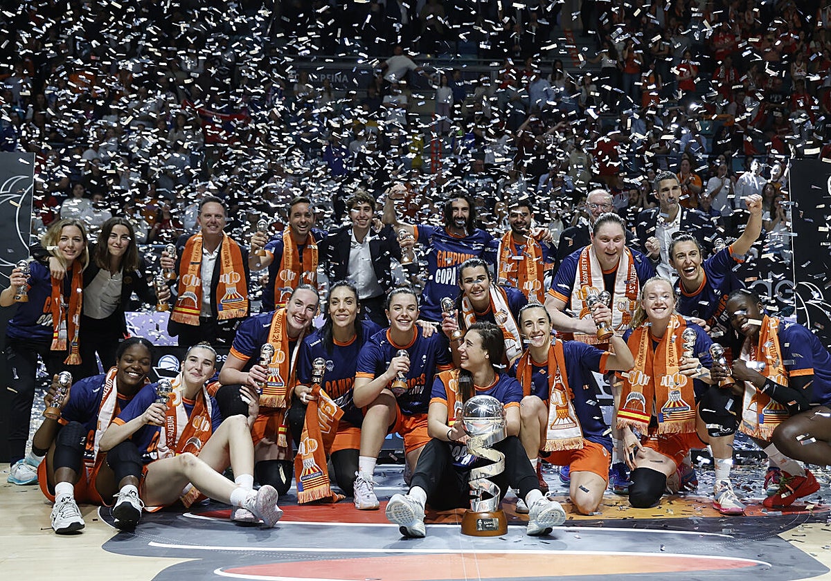 Imagen de las jugadoras del Valencia Basket tras ganar la Copa de la Reina
