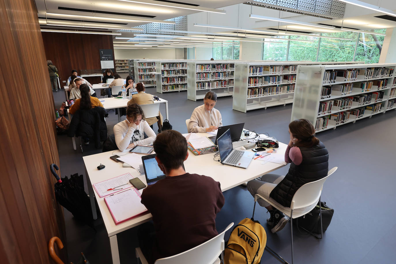 Fotos: Un paseo por la Biblioteca Grupo Cántico de Córdoba