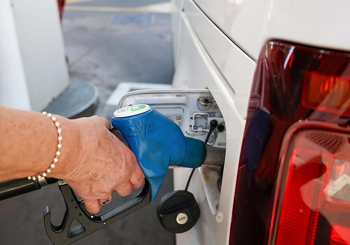 Repostaje de gasolina en foto de archivo