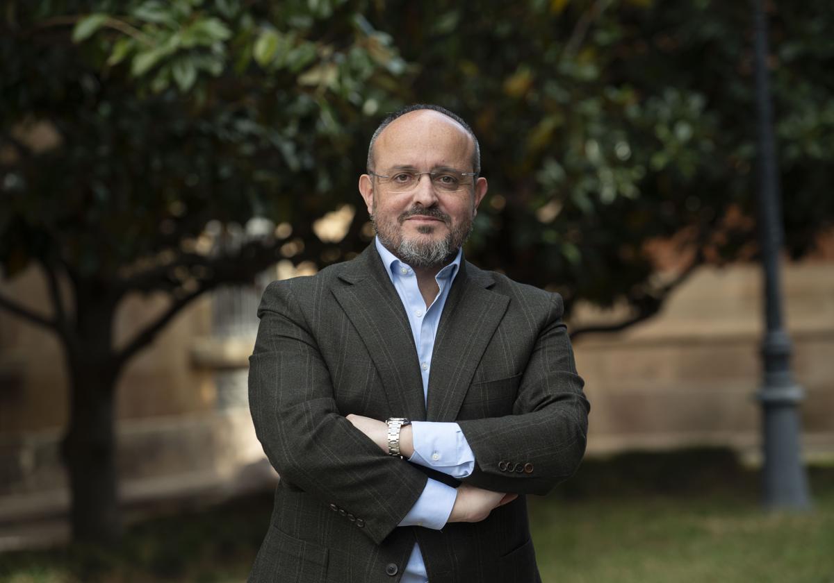 Alejandro Fernández, presidente del PP catalán, posando para ABC en el Parlament