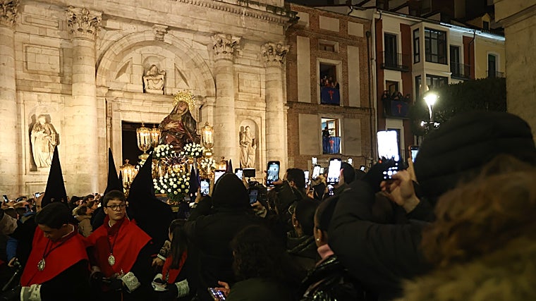 La Virgen de las Angustias sale de su penitencial en Valladolid