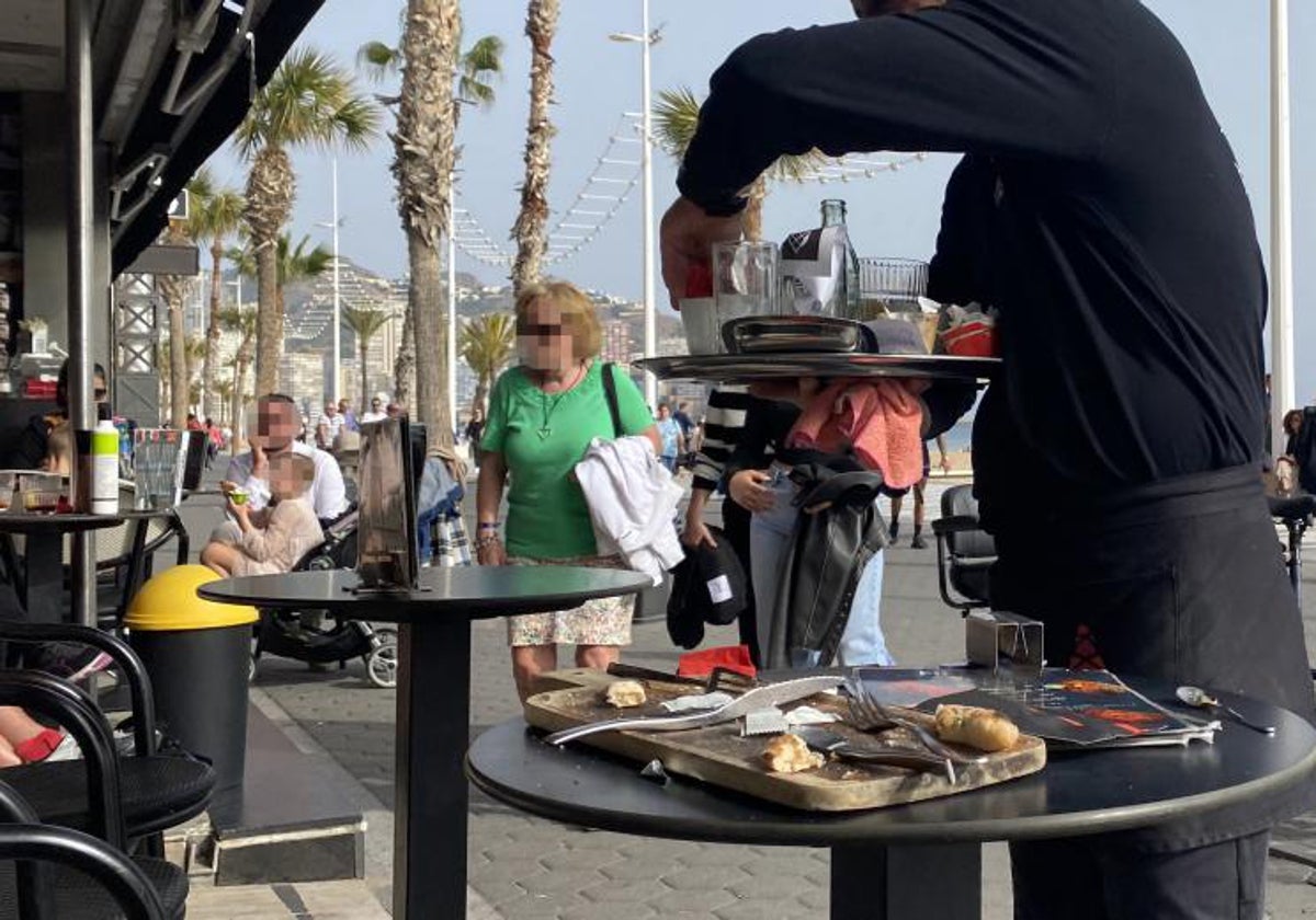 Imagen de archivo de un camarero en la terraza de un restaurante ajeno a esta noticia