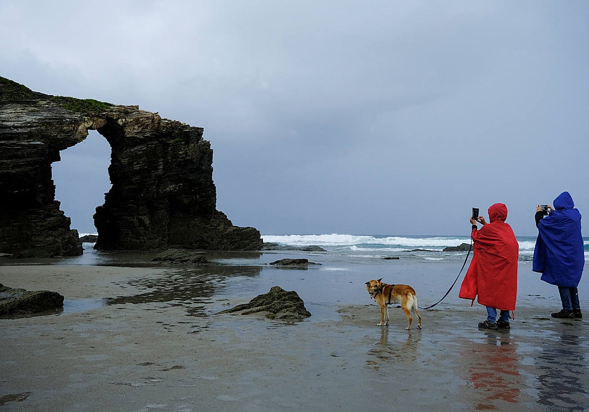 Dos turistas visitan la Playa de As Catedrais, en una imagen de archivo