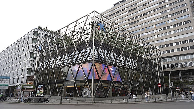 El edificio Axis, diseñado por Norman Foster, que aloja la oficina insignia de Caixabank