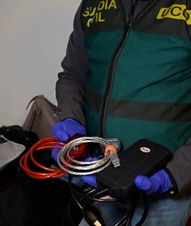 Imagen secundaria 2 - Imagen de los objetos intervenidos por la Guardia Civil en el operativo